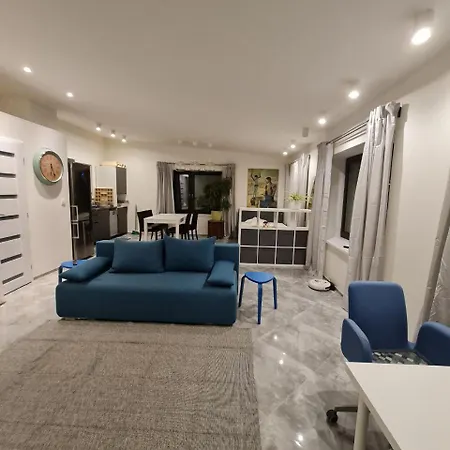 Airport Private Apartment, Advance Registration, No Reception, Self Check-in, Calm Environment, Non-smoking Guests Apartmán Tuchomerice