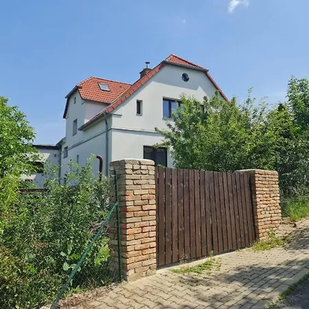 Apartmán Airport Private Apartment, Advance Registration, No Reception, Self Check-in, Calm Environment, Non-smoking Guests Tuchomerice