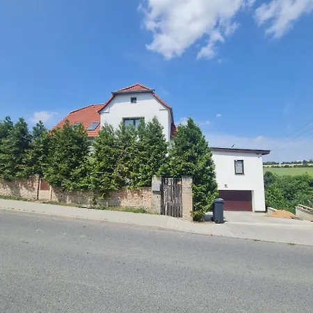 아파트 Airport Private Apartment, Advance Registration, No Reception, Self Check-in, Calm Environment, Non-smoking Guests Tuchomerice