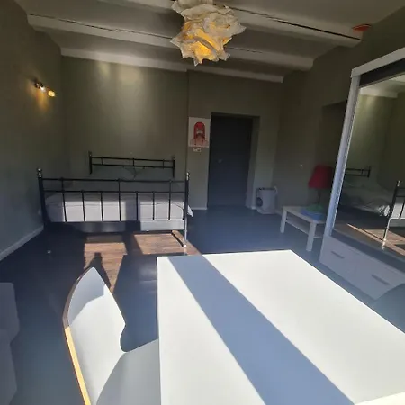 Airport Private Apartment, Advance Registration, No Reception, Self Check-in, Calm Environment, Non-smoking Guests Tuchomerice
