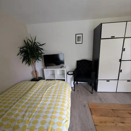 Airport Private Apartment, Advance Registration, No Reception, Self Check-in, Calm Environment, Non-smoking Guests Apartmán Tuchomerice